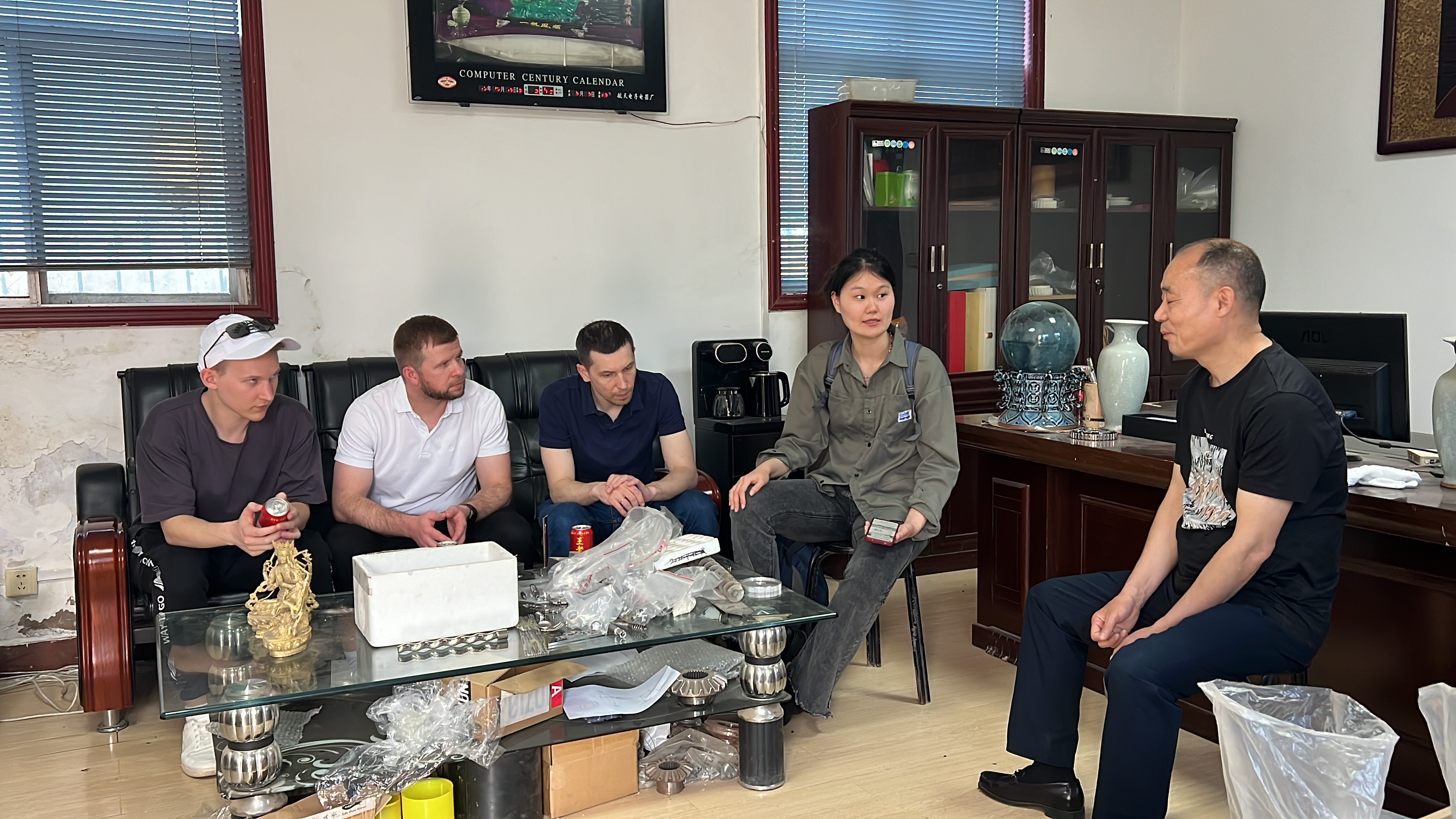 热烈欢迎俄罗斯客户到我司参观考察去毛刺抛光机